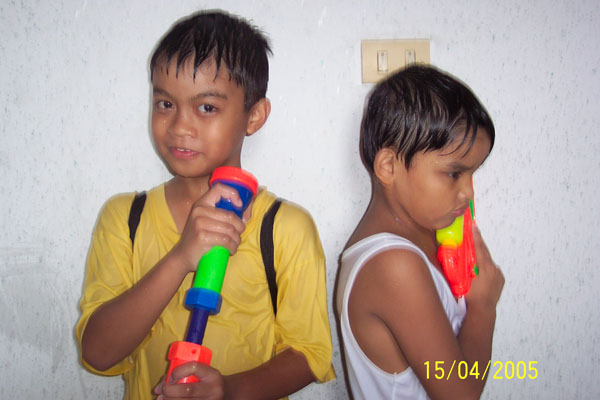 Carlo playing water gun to Gian
