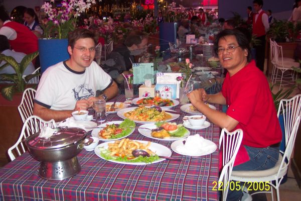 Peet Meet Leon
Seafood Market Bangkok, May 22, 2005
