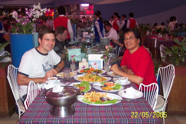 Pete meet Leon
Seafood Market Bangkok, May 22, 2005
