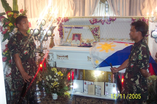 Tatang' s burial with army guard personnel
