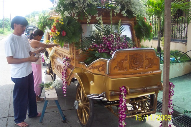 Tatang's burial funeral car flower arragement
