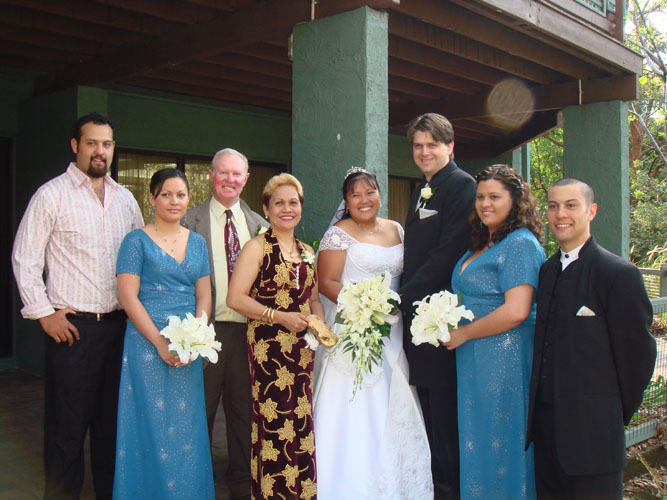 Myles Family from left, Frannklin, Laura, Brian, Edith, Mary Rose, Ian, Dionesia and Robert
A wedding of Mary Rose and Ian last August 2006
