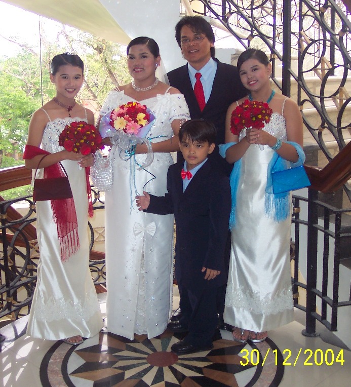 The Wedding - Pete & Tess with Lea Tricia, Anna Karlota & Carlo
Balanga City  - December 2004
